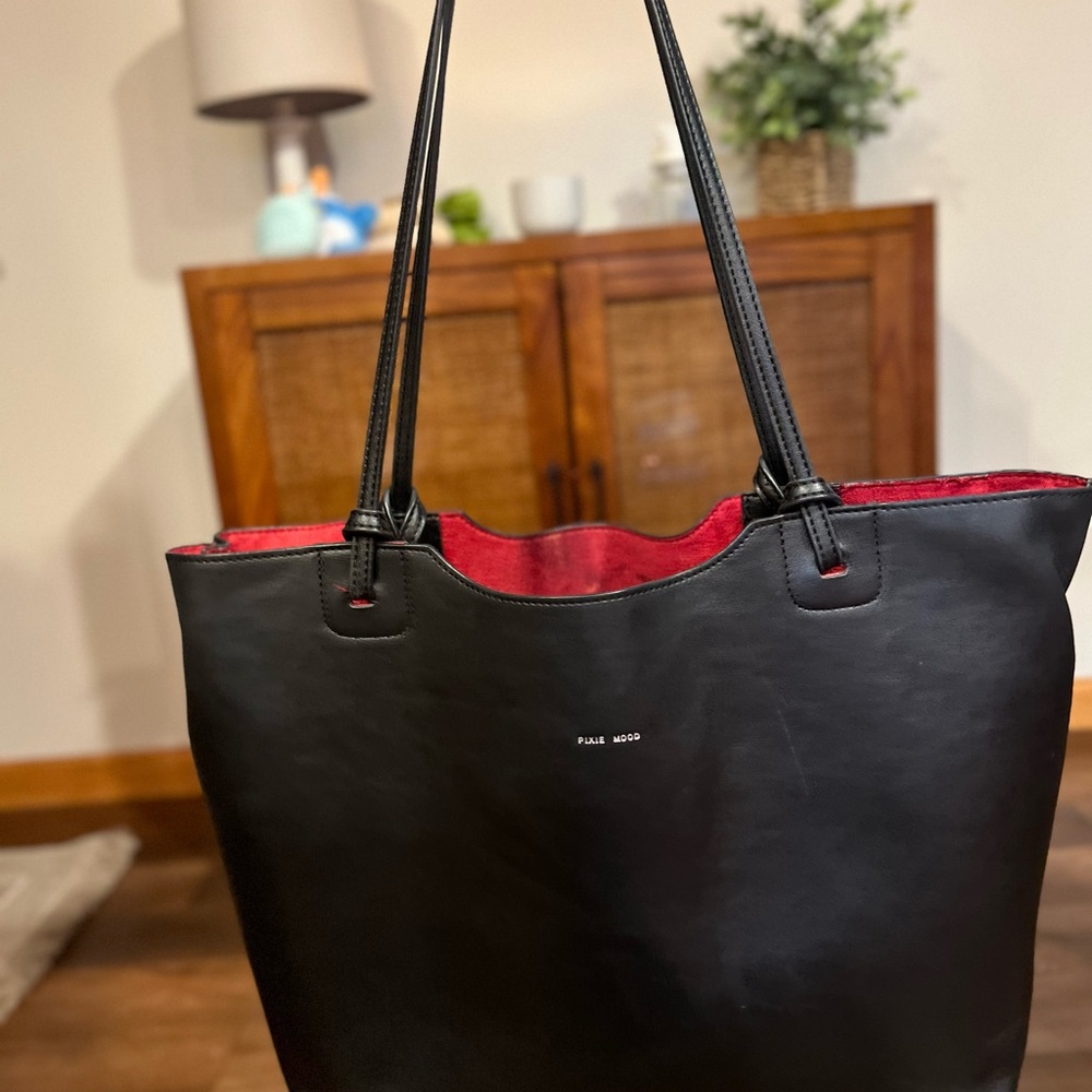 Black and Red Women's Tote Bag
